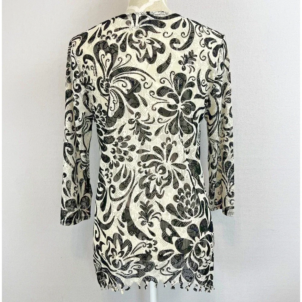 CHICO'S Travelers‎ Top Womens Size 1 Medium Curved Fringe Hem Black Floral - Picture 2 of 10